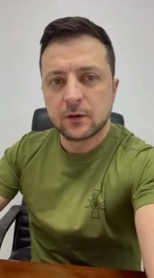 乌总统穿了20多天的T恤有啥含义?乌总统为啥把军绿色T恤穿20多天?