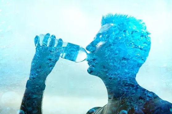 专家建议不要等口渴了才喝水，春季每天这三个时刻喝对水有助长寿!