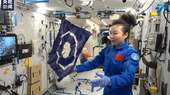 “天宫课堂”第二课：液桥演示实验，在太空中拧毛巾会获得一副水膜手套