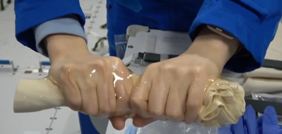 “天宫课堂”第二课：液桥演示实验，在太空中拧毛巾会获得一副水膜手套