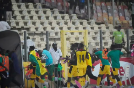 尼日利亚无缘世界杯:球员遭围殴(尼日利亚无缘世界杯,场内设施完全损坏)