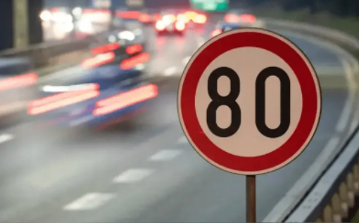 新版交规与今天正式执行 低速车辆占用高速车道将会扣分