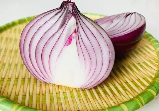 洋葱的功效与作用有哪些? 哪些人不能吃洋葱？