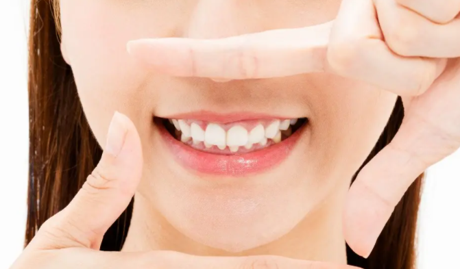 春季让牙齿美白的方法有哪些呢？春季如何在饮食方面美白牙齿？