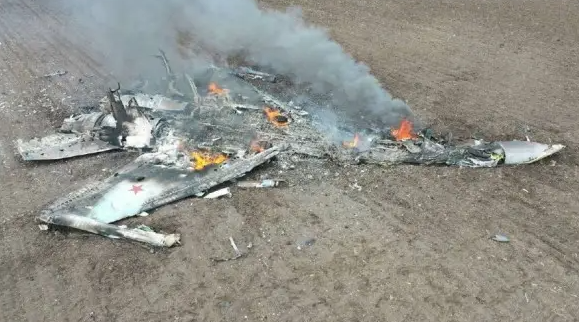乌称击落俄战机抓获飞行员,被击落的苏-35战机的残骸画面曝光