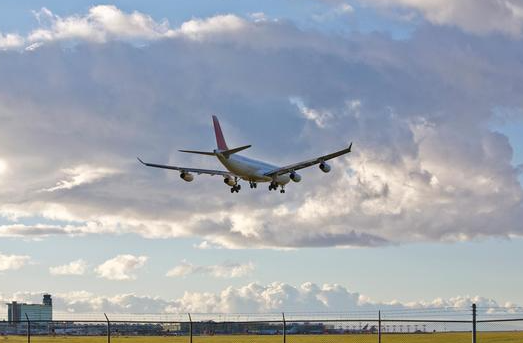 航班将落地女子洗手间化妆不出来,为什么航班将落地时不能随意走动？