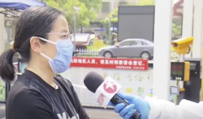 女士多次入镜新闻被指群演,当事人回应:既无奈又委屈!