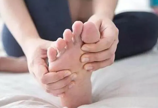 睡觉时脚趾头抽筋是咋回事？2022脚趾头抽筋最快急救方法