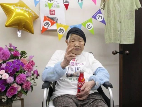最长寿老人去世享年119岁，这位前最长寿老人生前爱喝可乐