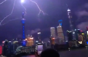 上海暴雨:黑夜中巨大闪电击地,实拍恐怖一幕！