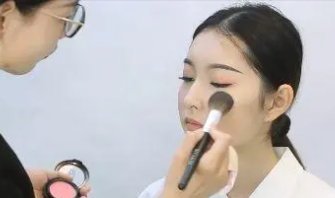专业化妆师必备技能,专业化妆师需要具备哪些技能?