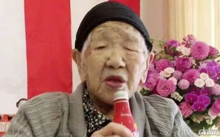最长寿老人去世享年119岁，这位前最长寿老人生前爱喝可乐