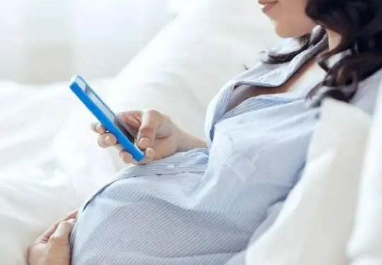 胎教用手机听看好吗?孕期是否可以使用手机进行胎教?