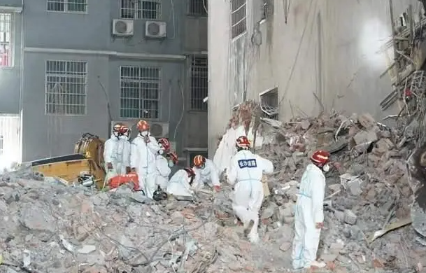 长沙塌楼事故目前10人获救5人遇难，哪些原因会导致房屋存在潜在危险？