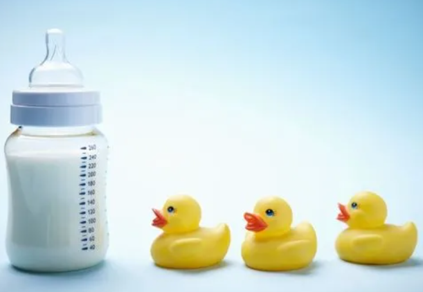 为啥宝宝1岁后必须戒奶瓶?宝宝1岁后还用奶瓶的3个风险你清楚吗?