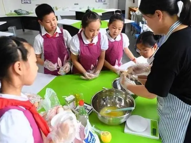 9月起中小学生要学煮饭种菜修家电,家长:谁来教?