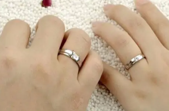 男生右手无名指戴戒指什么意思,这是已婚吗还是代表其他什么？