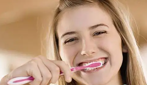 早上起床是应该饭后刷牙还是饭前？牙齿定期清洁有什么好处？