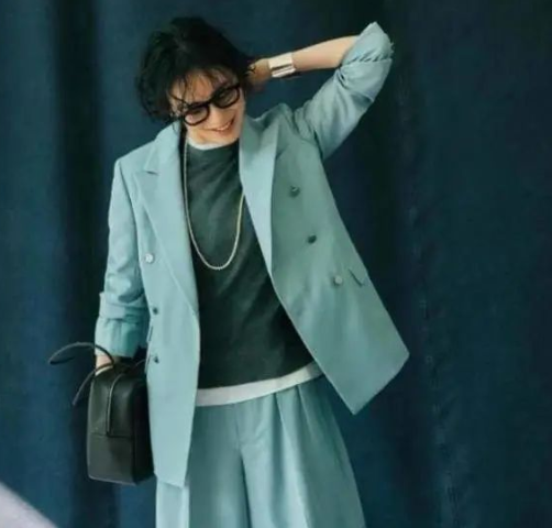 女人国庆出游少穿一身黑!试试这三种气质色高级减龄有气质 女人国庆出游少穿一身黑!试试这三种气质色高级减龄有气质