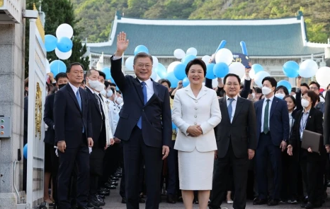 韩国青瓦台今日向公众全面开放结束74年的总统府时代 如何进入青瓦台内部？