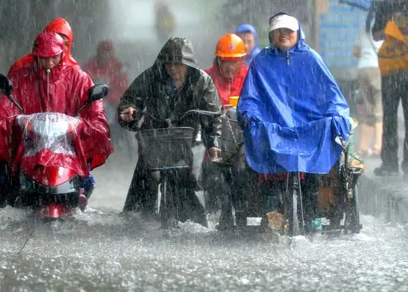 广东暴雨:街头积水市民骑车如渡河,突发天气如何应对?