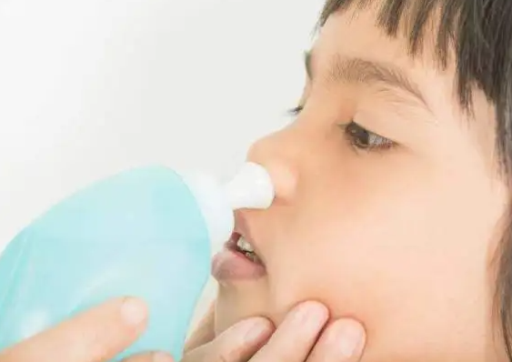 专家提醒盐水洗鼻子或可预防新冠，2022鼻腔盐水冲洗正确打开方式
