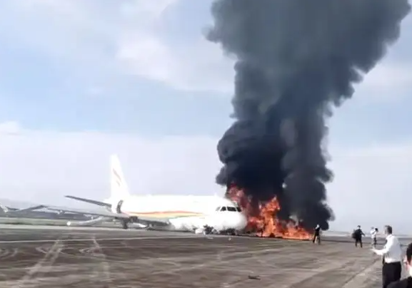 西藏航空起飞过程中出现异常,偏出跑道后发动机擦地起火 事故现场如何?