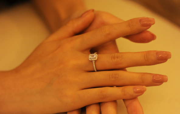 女生右手食指戴戒指什么意思？为什么女生要在右手食指戴戒指？