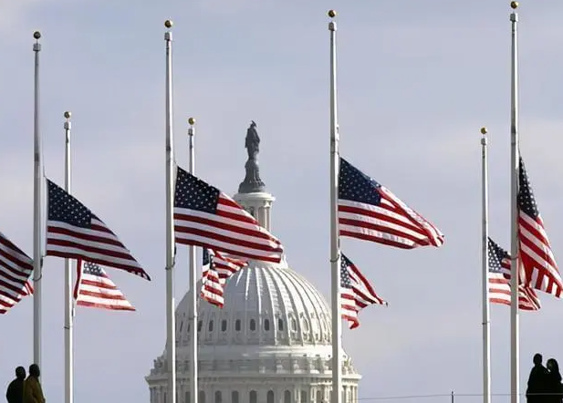 全美降半旗纪念在新官肺炎疫情中丧生的人，拜登：纪念一个悲剧性的里程碑