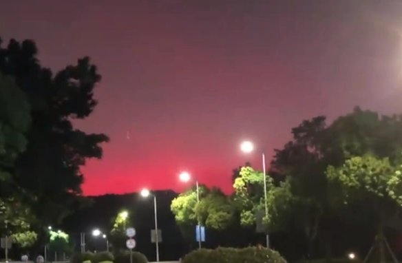 福州街头突现漫天红光,再次出现红光是有什么征兆吗?
