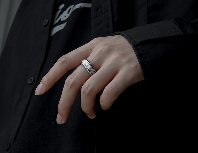 男生左手食指戴戒指什么意思？不同手指戴戒指的含义分别是什么？