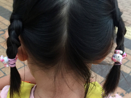 3岁小女孩梳头梳简单好看?(夏天适合给女儿扎的凉快好看发型)
