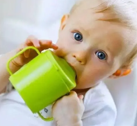 婴儿大便绿色是什么原因引起的?婴儿吃奶粉会拉绿色大便吗?