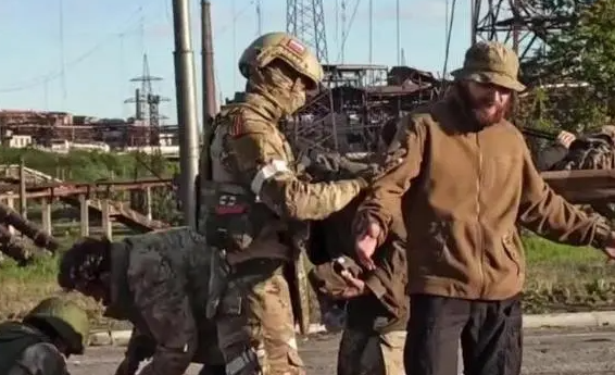 俄方在亚速钢铁厂内发现乌军遗留的孙子兵法,为何会出现中文封面的孙子兵法?