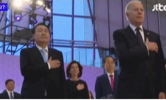 韩国新任总统尹锡悦向美国国旗敬礼，韩国为什么那么亲美？