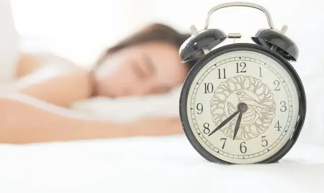 连续3晚睡眠不足免疫功能低一半，中年人晚上睡多久才健康?
