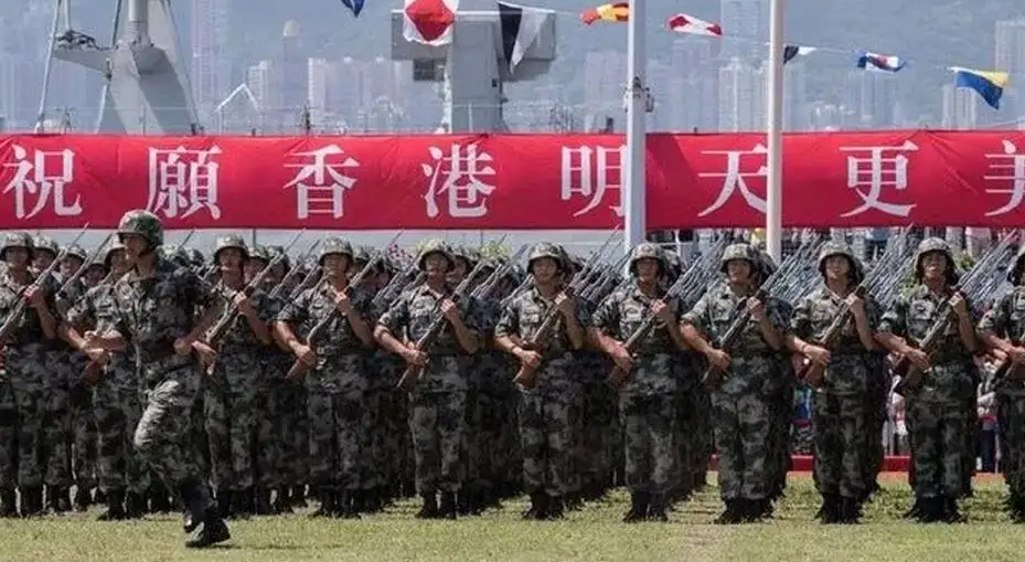 香港警察训练中式步操，港警:每一步都更靠近祖国!