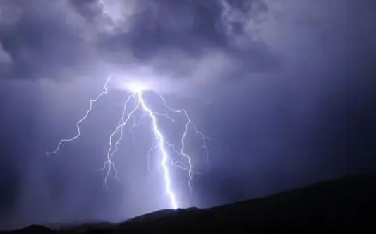 雷雨季节到来请注意防范雷击！ 7名村民上山挖虫草遭雷击身亡