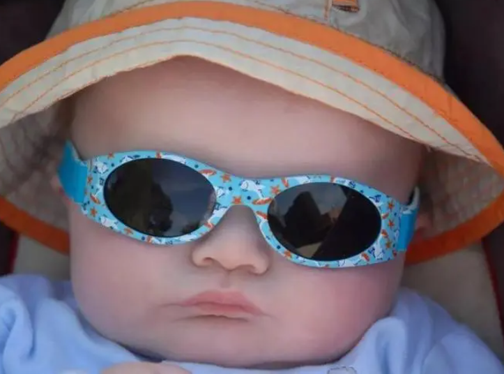 5个月婴儿被家长涂防晒霜后起满红斑,5个月宝宝不涂防晒霜如何防晒? 5个月婴儿被家长涂防晒霜后起满红斑,5个月宝宝不涂防晒霜如何防晒?