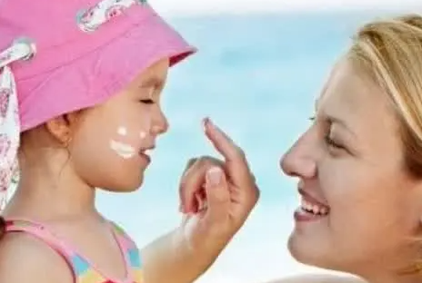 5个月婴儿被家长涂防晒霜后起满红斑,5个月宝宝不涂防晒霜如何防晒? 5个月婴儿被家长涂防晒霜后起满红斑,5个月宝宝不涂防晒霜如何防晒?