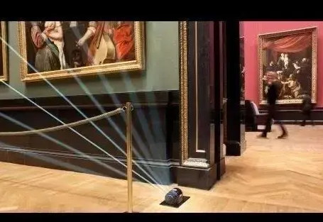 名画《蒙娜丽莎》被游客扔蛋糕，画像展览一般会有怎样的安保设施？