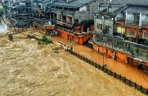 凤凰古城遇强降雨部分区域内涝,暴雨暴雨预防措施和自我保护