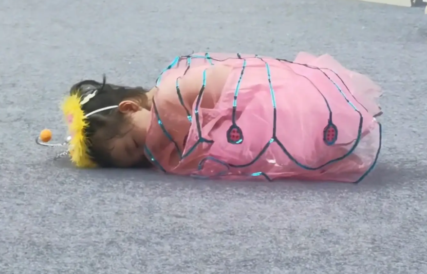 萌娃上台表演节目10秒后睡着，如何让孩子保持保持积极心态？