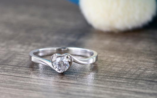 订婚戒指应该买一对还是一个？订婚戒指最重要的是意义！