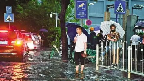 广州高考遇上大暴雨 气象部门提醒高考考生在暴雨天气合理安排时间