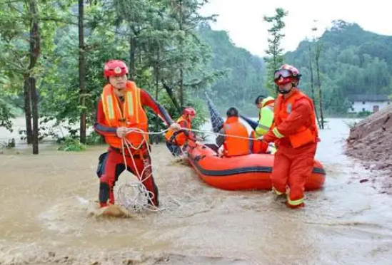 江西遇特大暴雨近千人被紧急转移 江西遇特大暴雨多地受灾