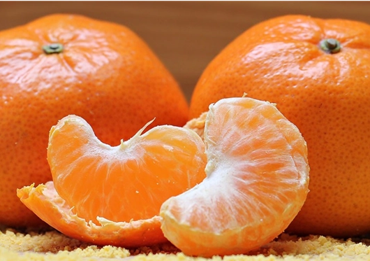 睡前把橘子皮贴肚脐上有啥好处?睡觉之前吃橙子会不会发胖呢?