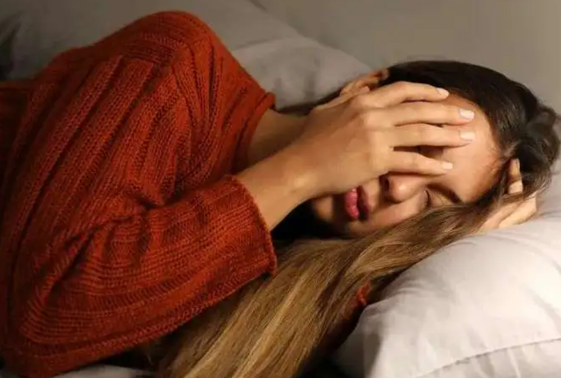 缓解抑郁情绪可以靠睡前玩手机？【睡前玩手机的正确打开方式！】
