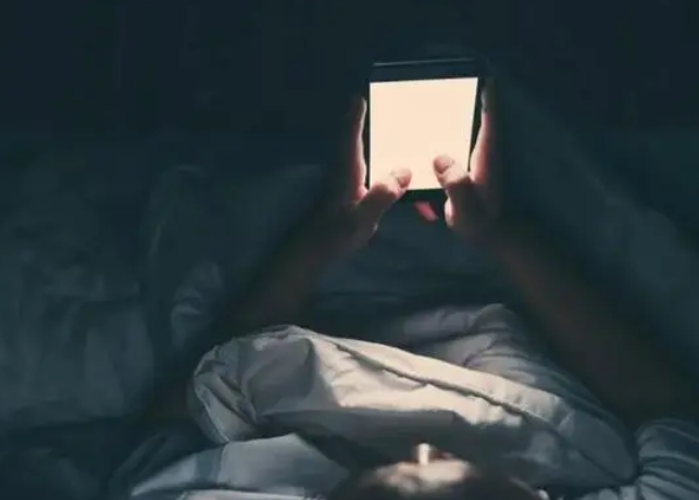 睡前玩手机能缓解抑郁情绪?负面情绪怎样消化才好？