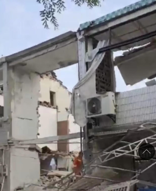 江苏无锡一幢两层楼民房发生坍塌，事情原因正在调查 现场状况如何？